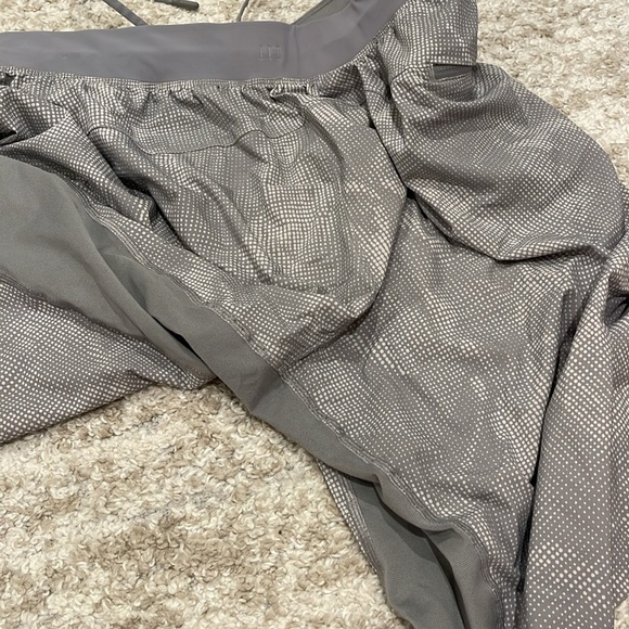 Lululemon T.H.E. Short 11”Size Medium 
Illusion White Light Cast - Picture 5 of 11